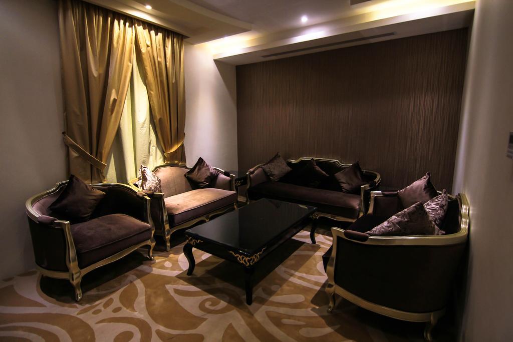 Rest Night Serviced Apartments- Alhamra Riyad Oda fotoğraf A living room in a hotel