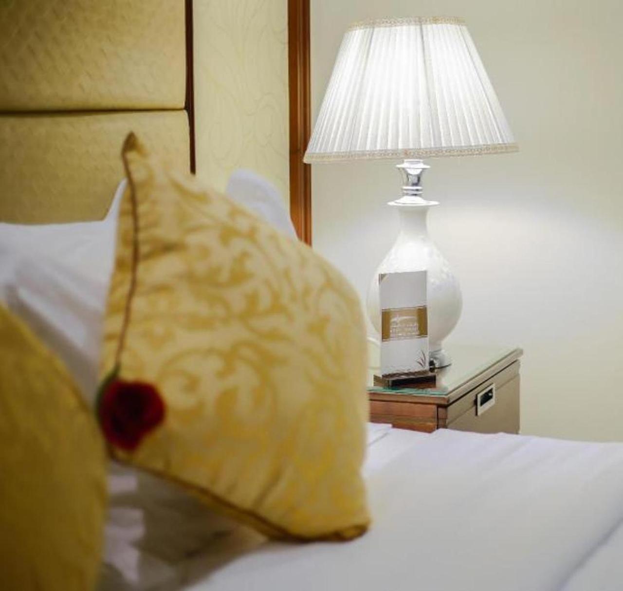 Rest Night Serviced Apartments- Alhamra Riyad Dış mekan fotoğraf A lamp on a bedside table